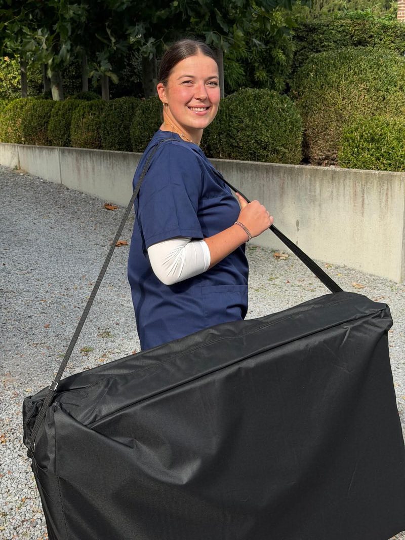 Salomé Servaye, ostéopathe D.O., équipée de sa table de consultation mobile pour les visites à domicile